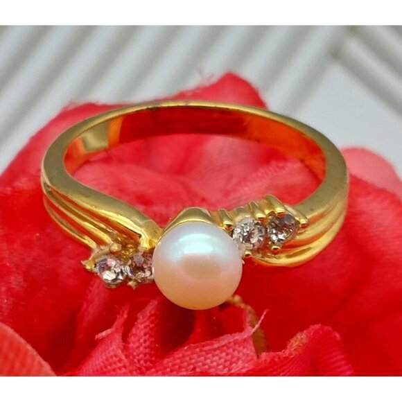Pretty Gold Tone Size 9 Fashion Cocktail Ring Faux Pearl Crystal Accents - Picture 1 of 8